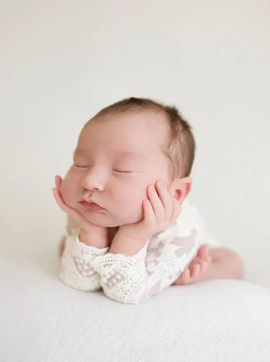 Neugeborenenfotografie Schöningen – Baby, Händchen an den Wangen