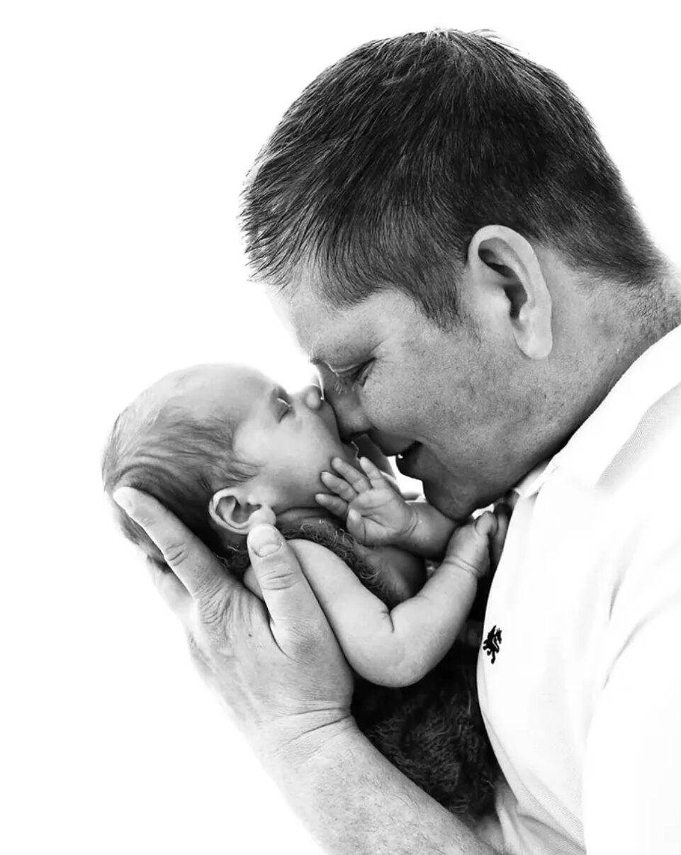 Familienfotografie – Vater und Neugeborenes, schwarz-weiß