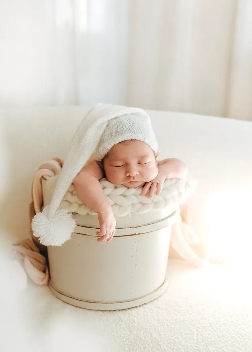 Neugeborenenshooting – Baby mit Zipfelmütze im Töpfchen