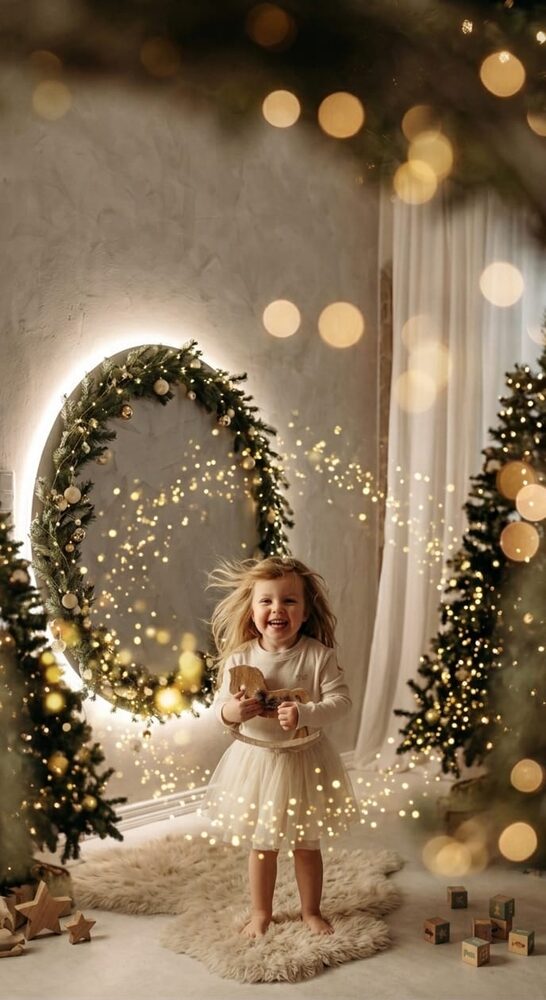 Weihnachts-Mini Setting – Kind vor beleuchtetem Kranz mit Lichterglanz